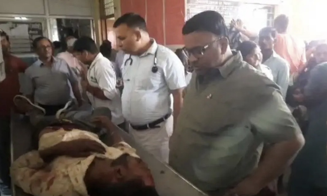 मंत्री की सुरक्षा में चल रही कार ने बाइक सवार को मारी टक्कर, डेढ़ वर्षीय बच्चे समेत तीन लोग गंभीर रूप से घायल