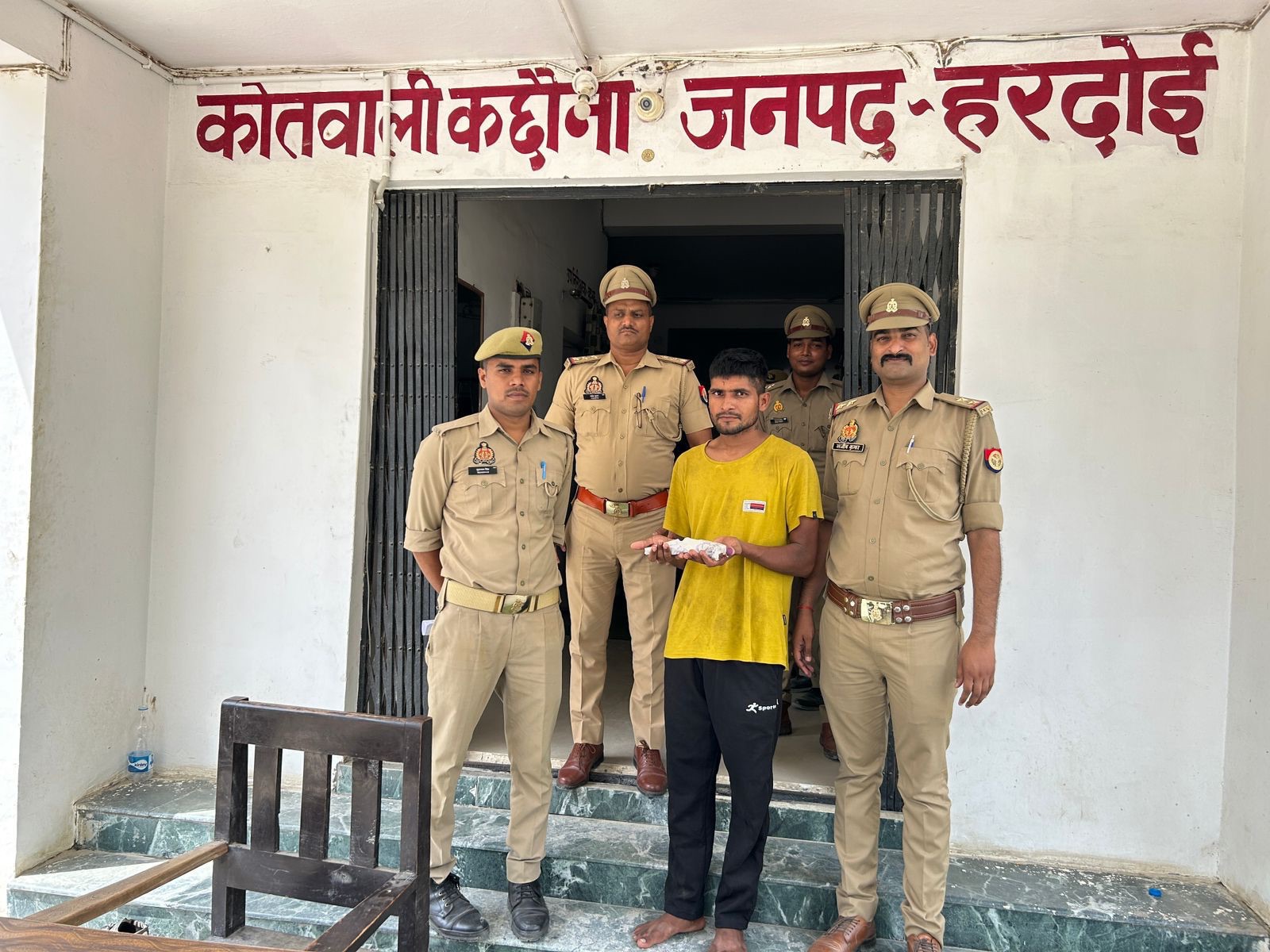 इनामी बदमाश को पुलिस ने किया गिरफ़्तार, हरदोई के अलग-अलग थानों में दर्ज है 21 मामले