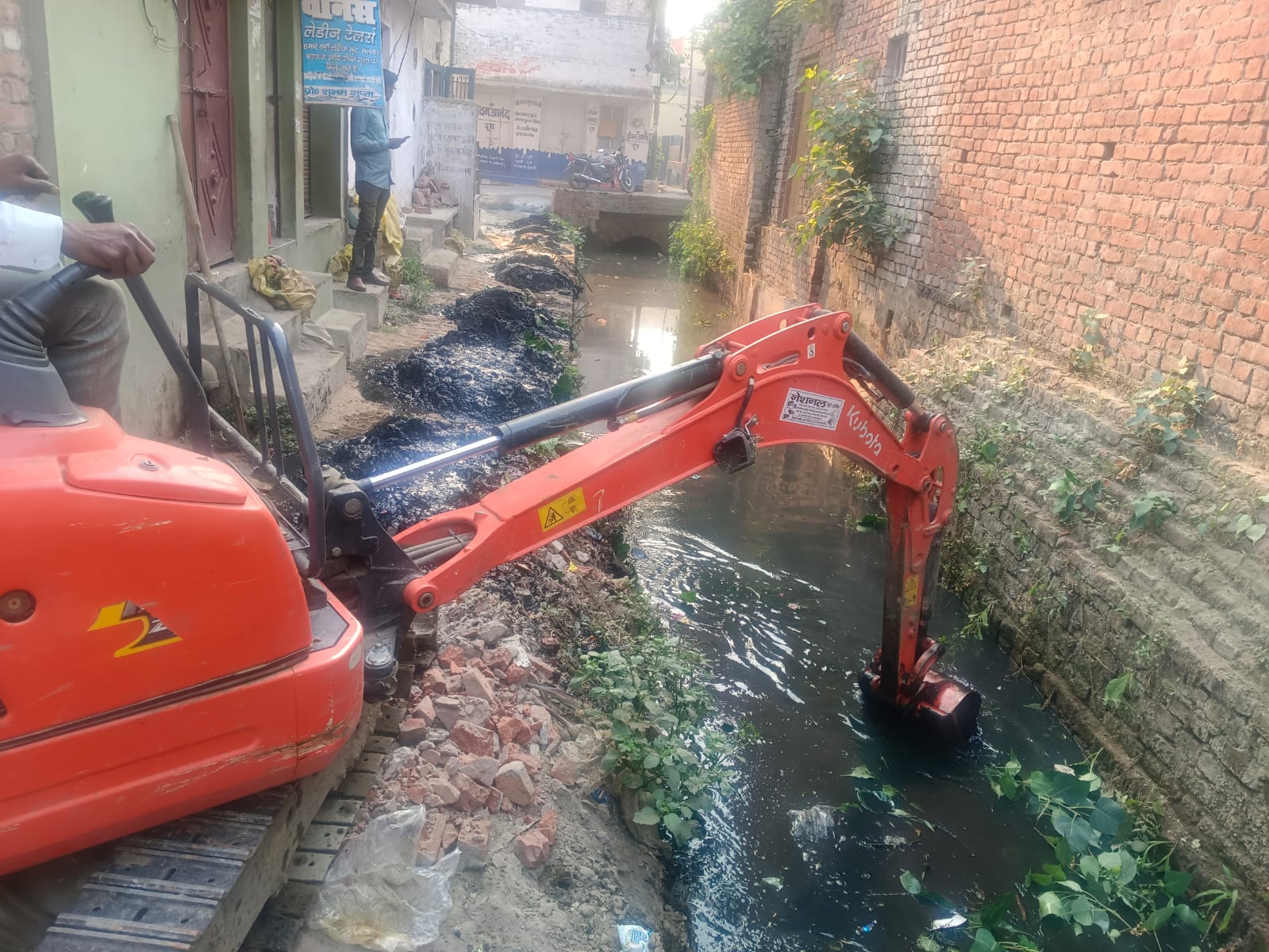 बरसात के मद्देनजर गंदे नालों की सफाई का कार्य तेज