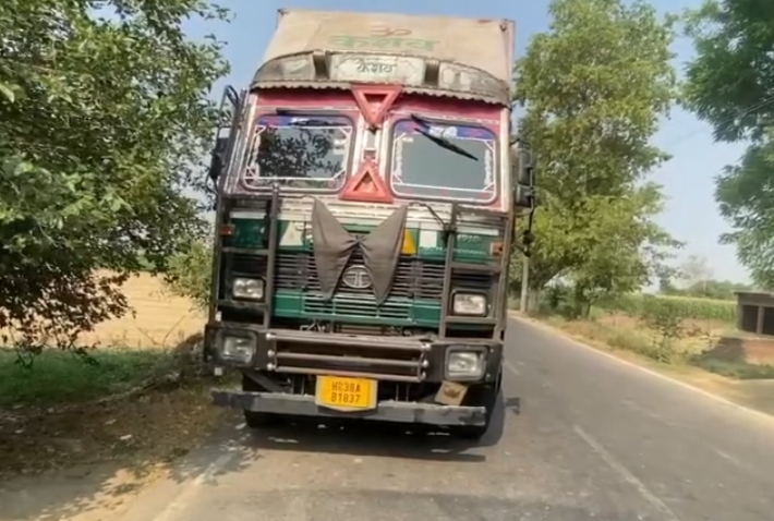 कंटेनर ने बाइक सवार तीन युवकों को कुचला,मौके पर मौत