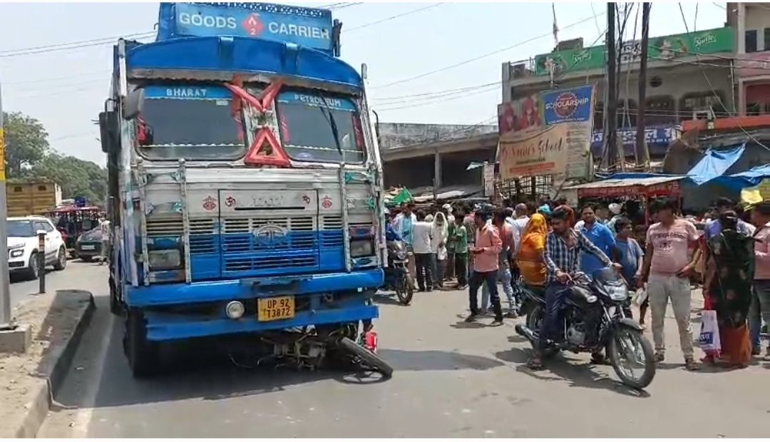 गैस सिलेंडर लदे ट्रक ने बाइक सवार दंपति को रौंदा, दोनों की मौत