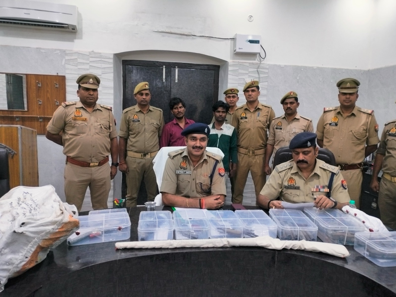 रेल लाइन किनारे चल रही अवैध शस्त्र फ़ैक्ट्री का पुलिस ने किया खुलासा, दो अभियुक्त गिरफ़्तारी, भारी मात्रा में शस्त्र बरामद