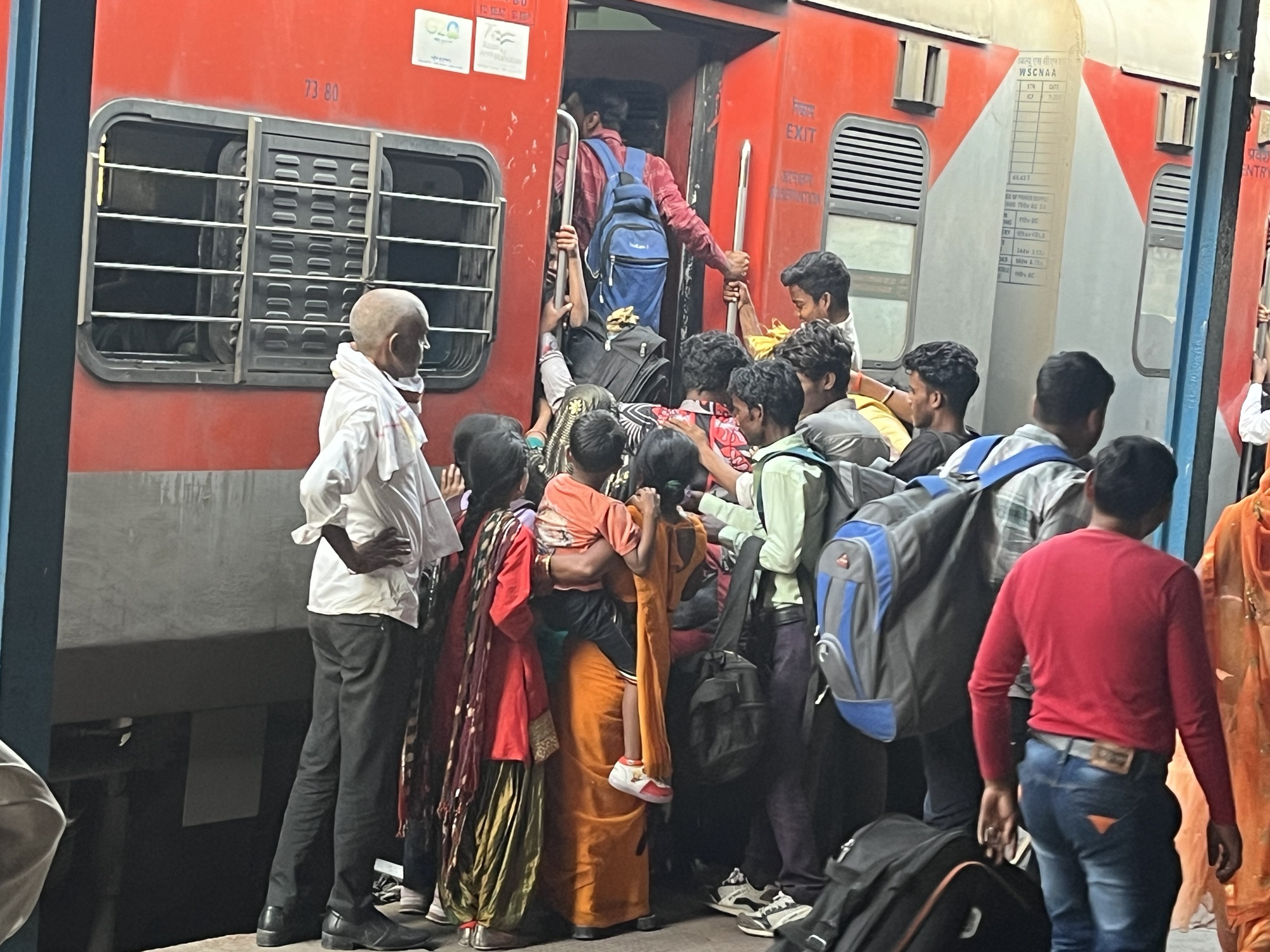 स्लीपर बने जनरल कोच, यात्रियों के अधिकारों को हो रहा हनन, ज़िम्मेदार मौन, यात्रियों ने की यह माँग
