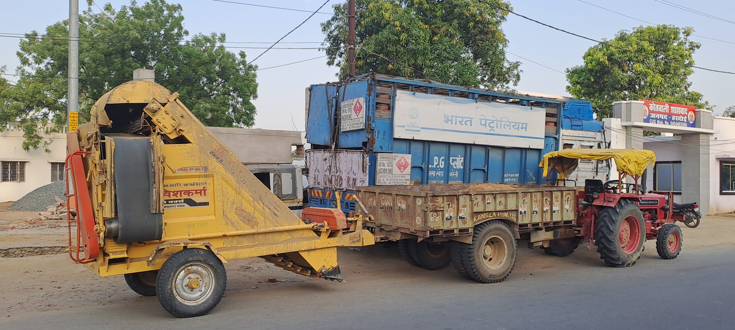 खनन करते मिट्टी लदी ट्रैक्टर ट्राली और मशीन पकड़ी गई