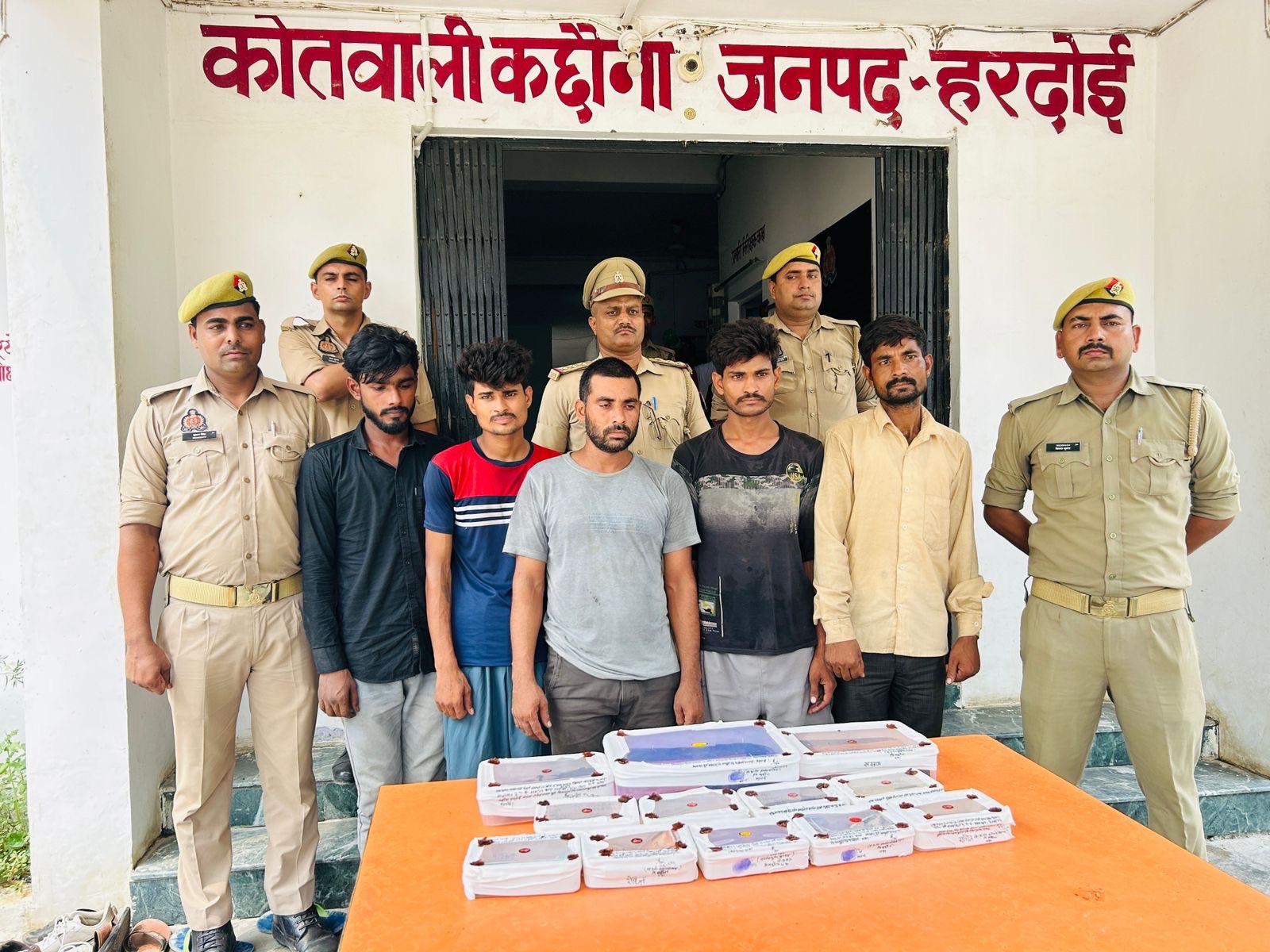 हरदोई पुलिस ने चोरों के गैंग का किया खुलासा, पाँच शातिर चोर गिरफ़्तारी, असलहा व एक मवेशी बरामद