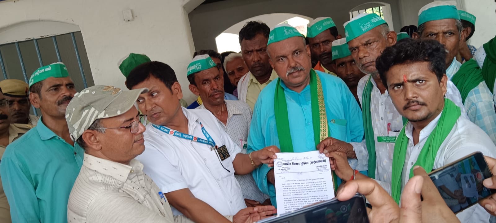 किसान यूनियन ने प्रदर्शन कर बघौली में  ट्रेनों के ठहराव की माँग की