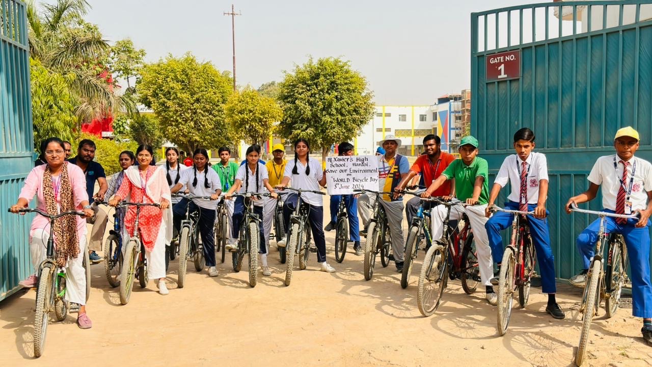 साइकिल चलाओं रहों स्वस्थ के संदेश के साथ सेंट ज़ेवियर्स के छात्र छात्राओं ने निकाली साइकिल रैली