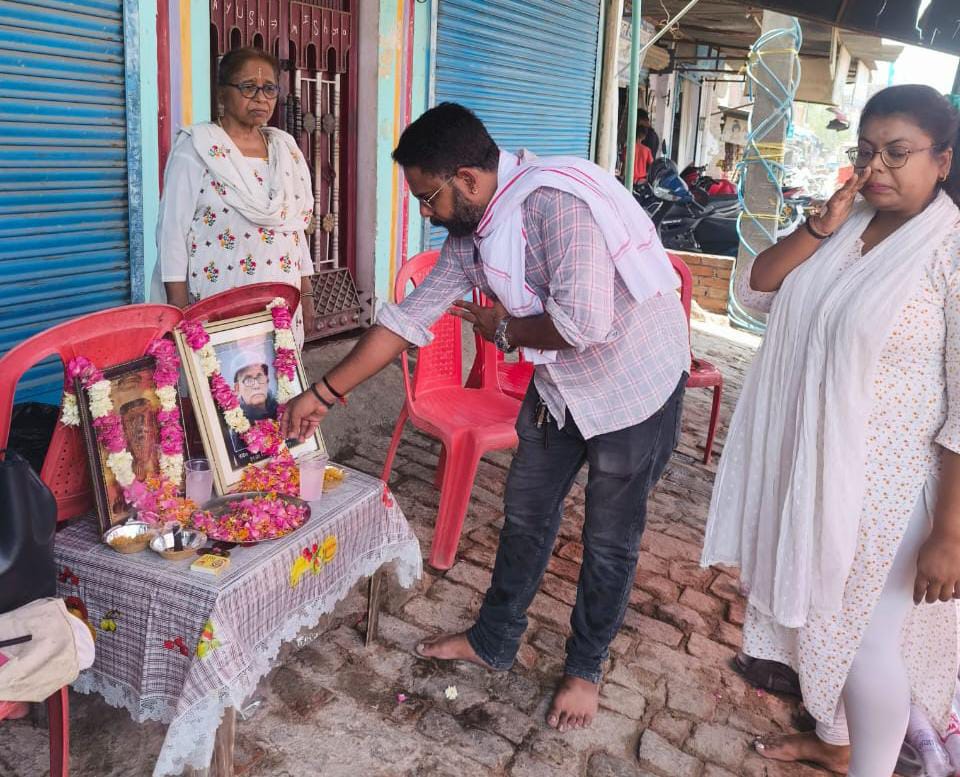 आलोक श्रीवास्तव की तृतीय पुण्यतिथि के अवसर पर बूंदी एवं शरबत वितरण हुआ