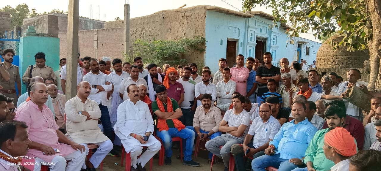 इस्माइलपुर पहुंचे विधायक रानू सिंह और बीजेपी जिलाध्यक्ष ने मृतक युवराज के परिजनों को बंधाया ढांढस, हत्यारों पर कड़ी से कड़ी कार्रवाई कराने का दिया आश्वासन