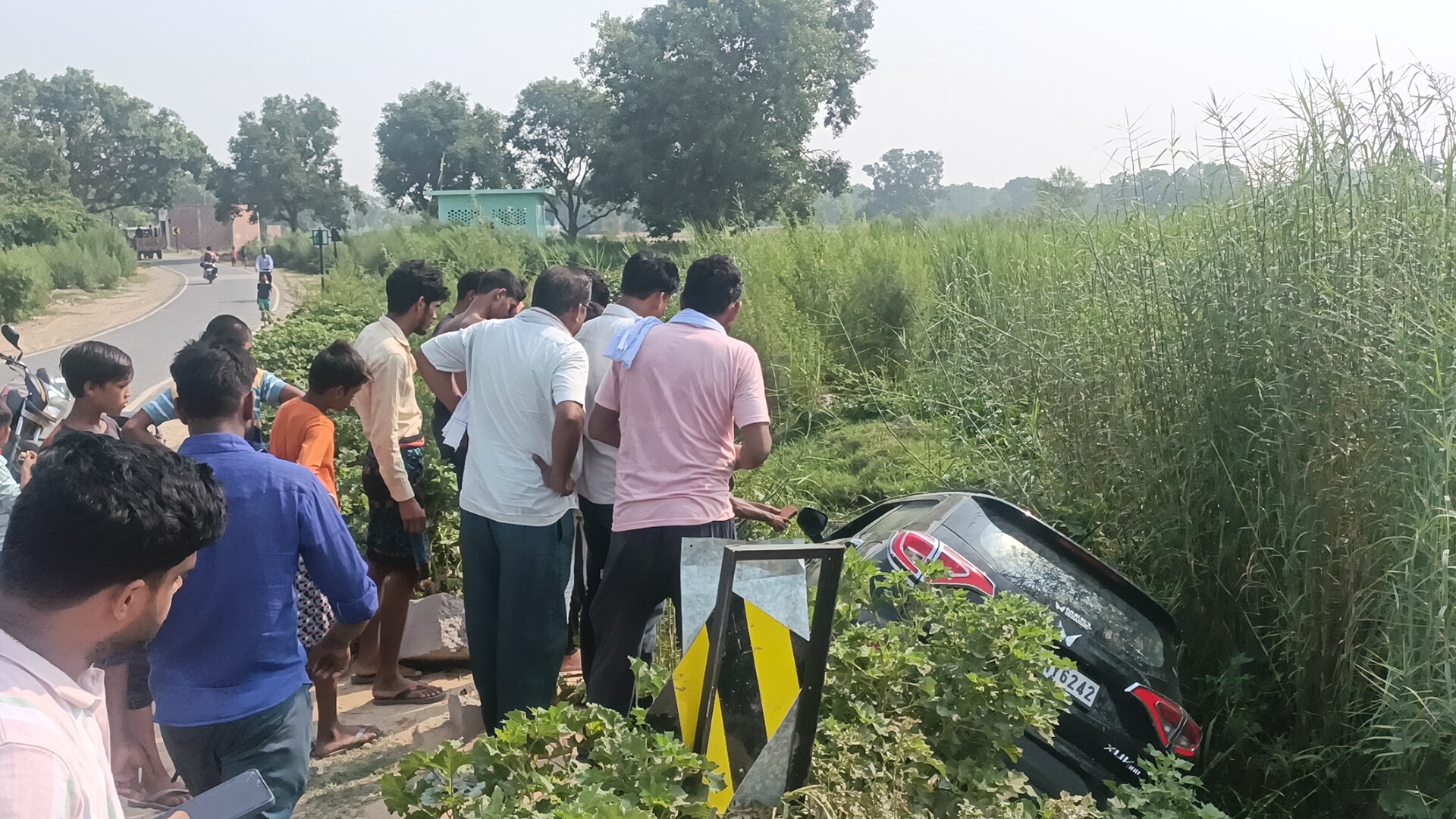 कुत्ते सामने आ जाने से अनियंत्रित होकर एक्सयूवी कार नाले में गिरी