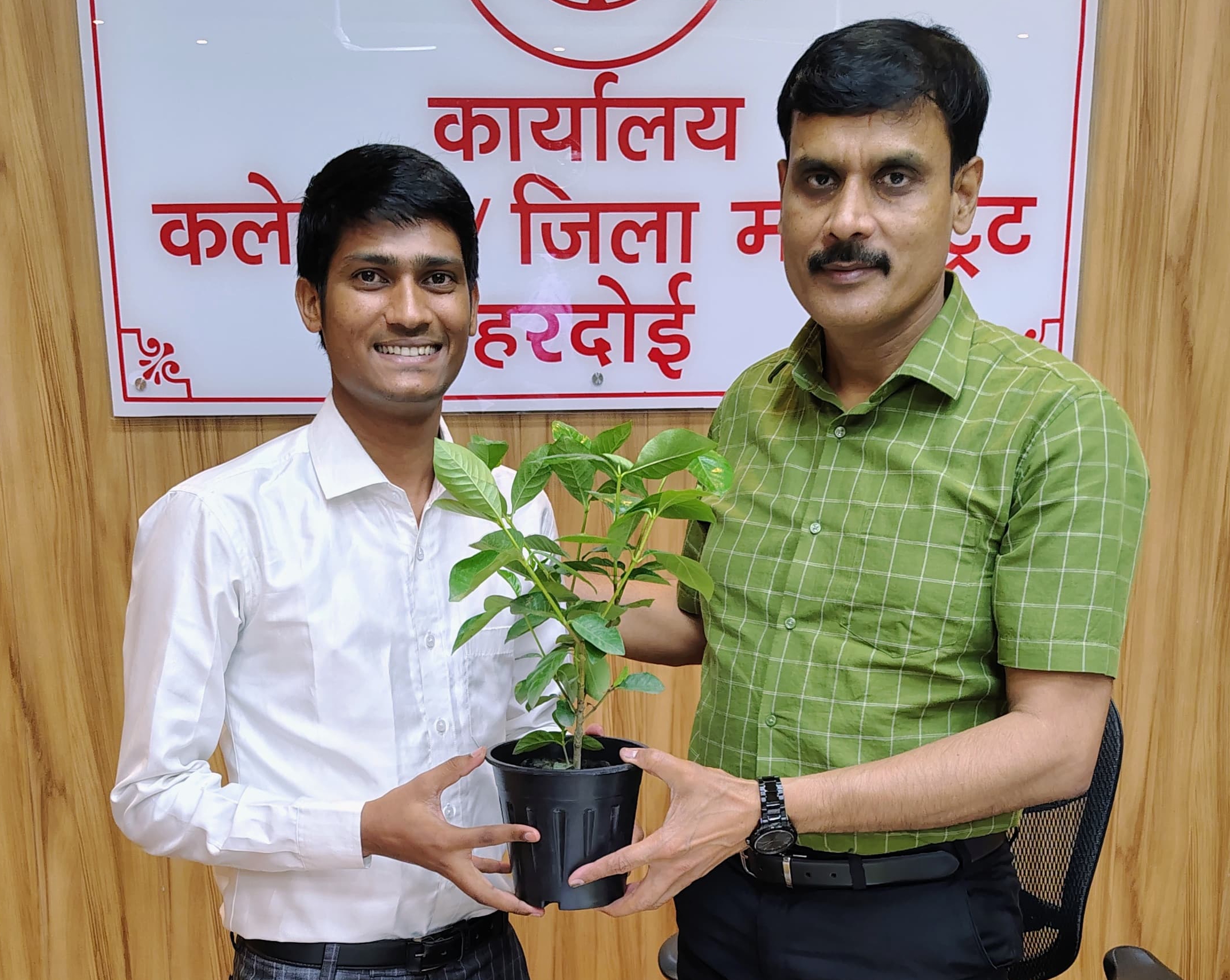 पर्वतारोही अभिनीत मौर्य ने डीएम से मुलाकात कर बताया अपना नया मिशन,डीएम ने दी शुभकामनाएं
