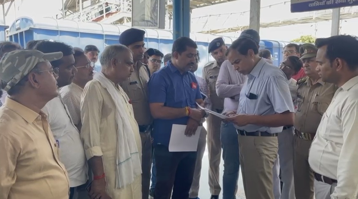 एनआरएमयू ने रेल यात्रियों और रेलकर्मियों की समस्याओं को लेकर सौपा ज्ञापन, स्टेशन पर चल रहें कार्य में पारदर्शिता लाने की माँग की