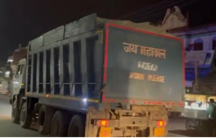 हादसे में बाद भी नहीं जागा प्रशासन, शहर में ओवरलोड बालू लेकर फ़र्राटा भर रहें वाहन