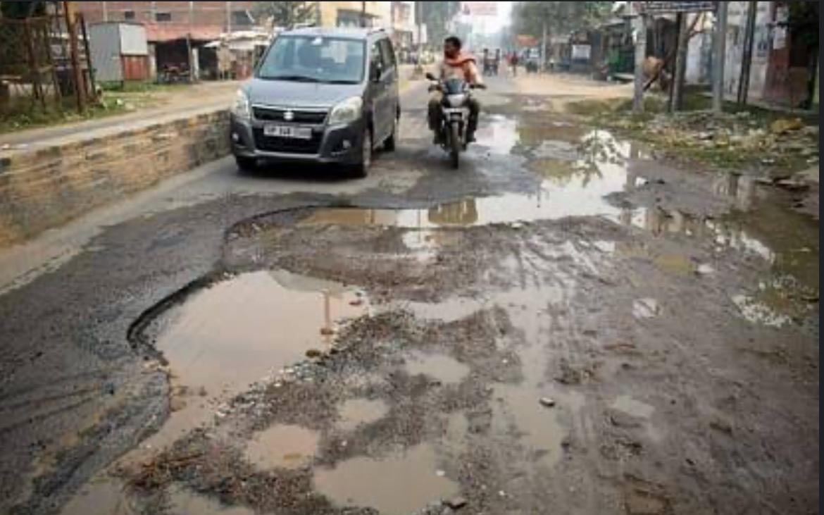 शहर में विशाल गड्ढे खोल रहें अभियान की पोल, आवागम में राहगीरों को हो रही असुविधा