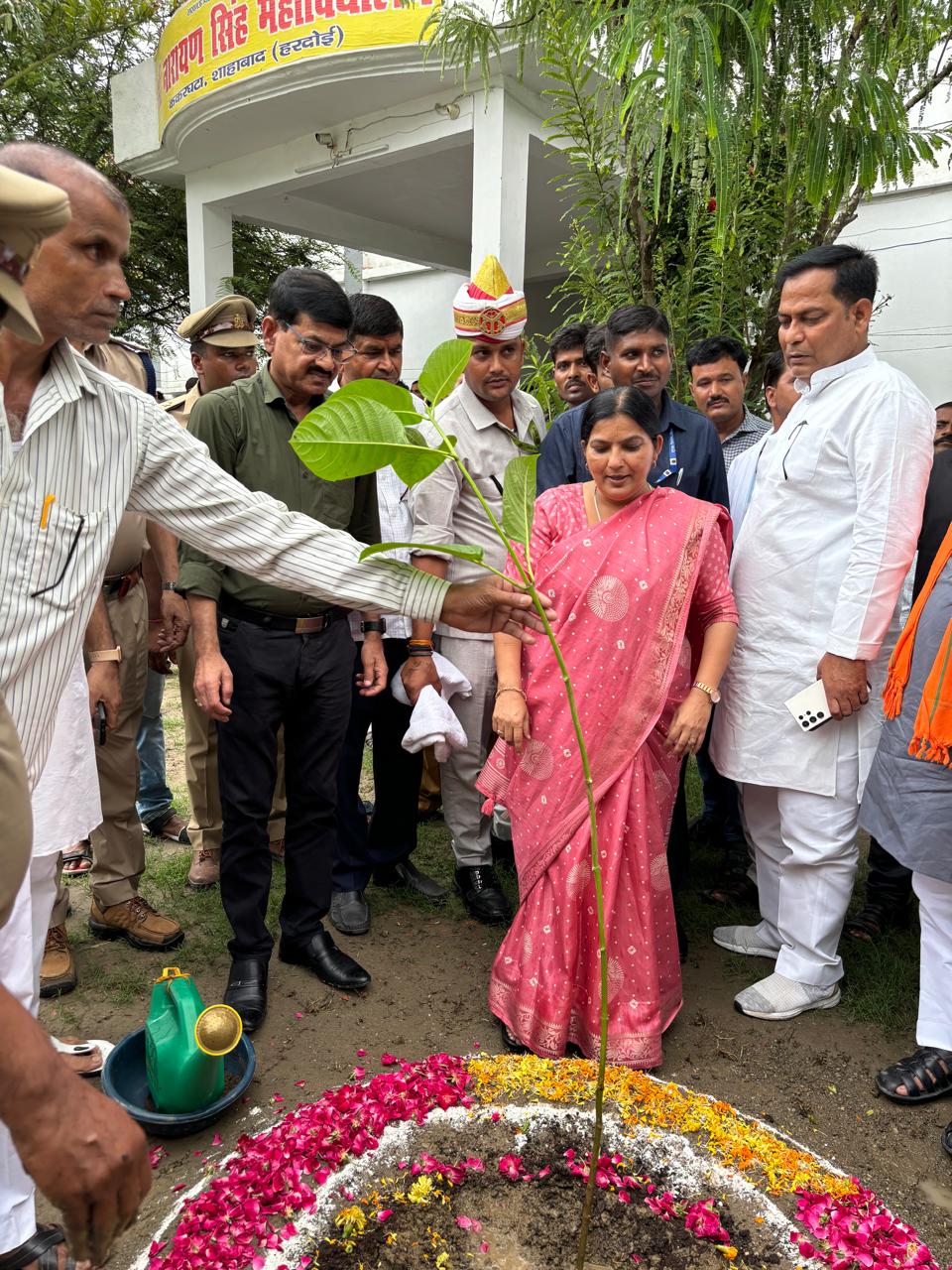 रजनी तिवारी ने पेड़ लगाकर वृक्षारोपण सप्ताह का शुभारंभ किया