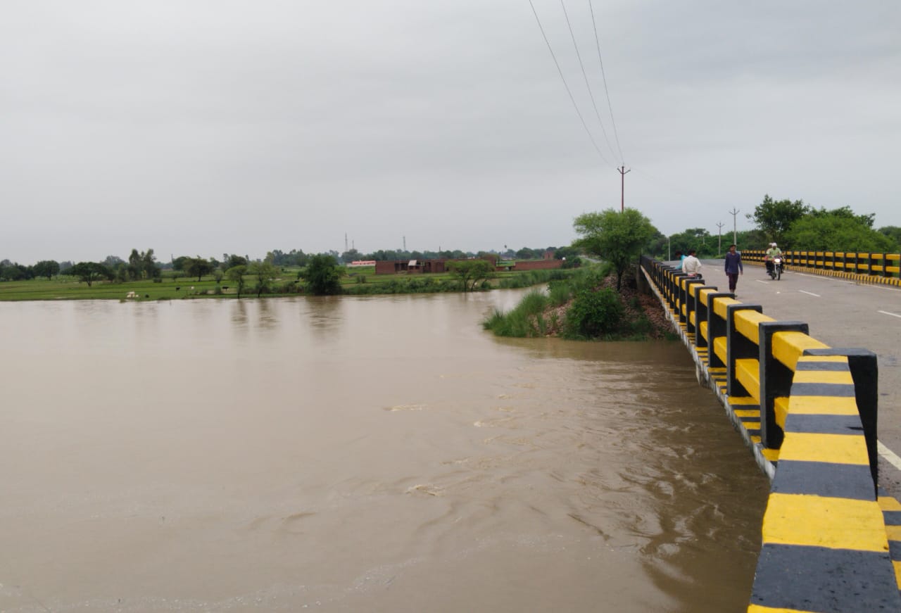 नदियों के जलस्तर में लगातार बृद्धि से तटवर्ती गांवो में हड़कम्प,बाढ़ राहत चौकियां सक्रिय ,राजस्व कर्मी तैनात