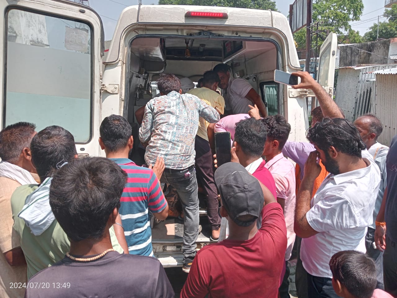 भरखनी में बिजली का करंट लगने से झुलसे युवक को डाक्टर ने किया मृत घोषित, बर्फ की सिल्ली पर रखा तो शरीर में हुई हलचल