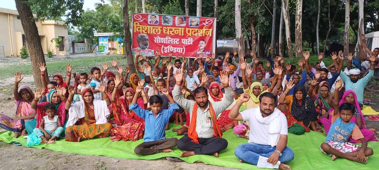 नगर की समस्याओं को लेकर अनिश्चित कालीन धरना जारी