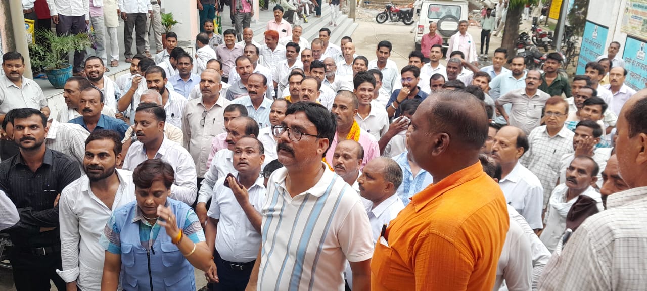 शाहाबाद के अधिवक्ताओं ने किया प्रदर्शन, एसडीएम को ज्ञापन सौंपा