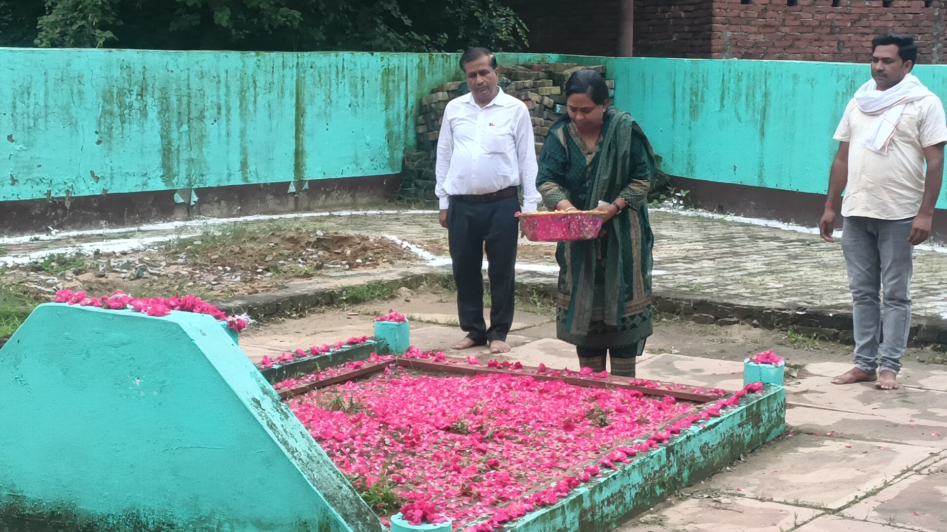 कारगिल विजय की रजत जयंती पर एसडीएम अरुणिमा श्रीवास्तव ने शहीद आबिद की मजार पर अर्पित किए श्रद्धा सुमन