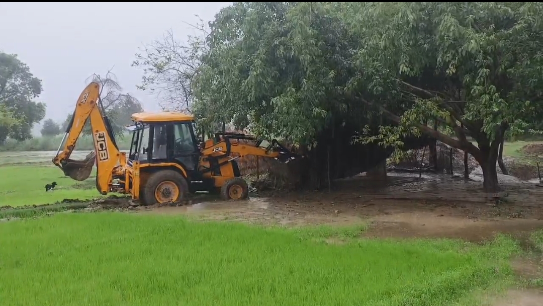 अमन हत्याकांड को लेकर खेमपुर गांव पहुंचा बुलडोजर, 1 आरोपी के छप्पर को राजस्व टीम ने बुलडोजर से गिरवाया