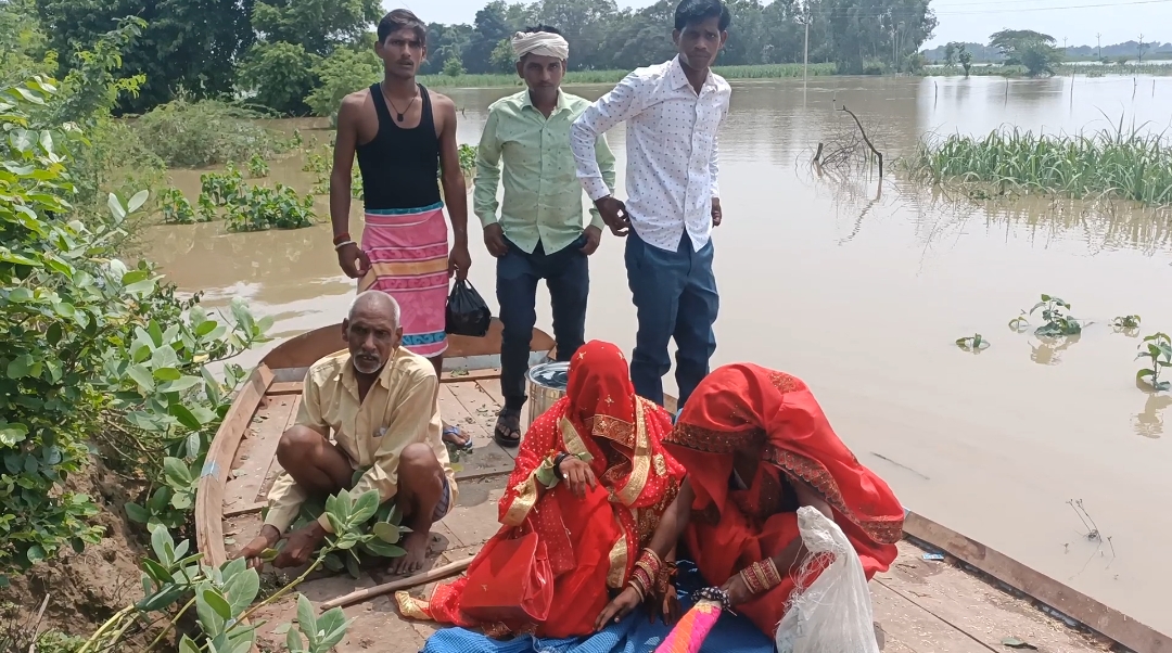 बाढ़ से घिरे कहारकोला गांव पहुंचना हुआ मुश्किल, 4 घंटे नाव के इंतजार में सडक पर बैठी रही नई नवेली दुल्हन, प्रशासनिक दावे खोखले