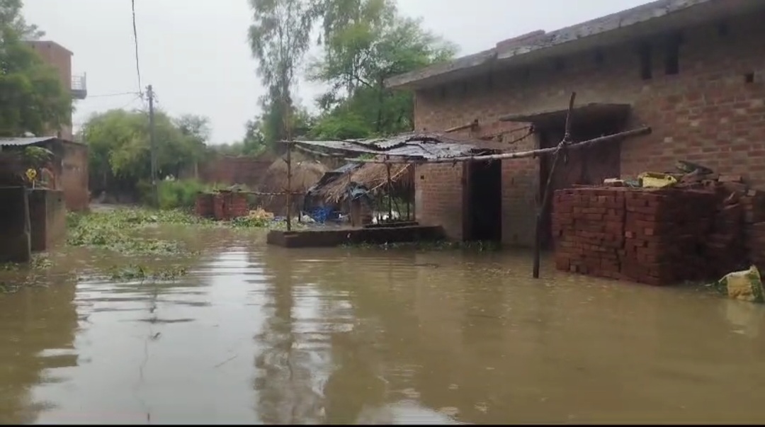 गर्रा नदी के गुर्राने से बाढ़ के हालात बेकाबू, एक दर्जन से अधिक गांव डूबे