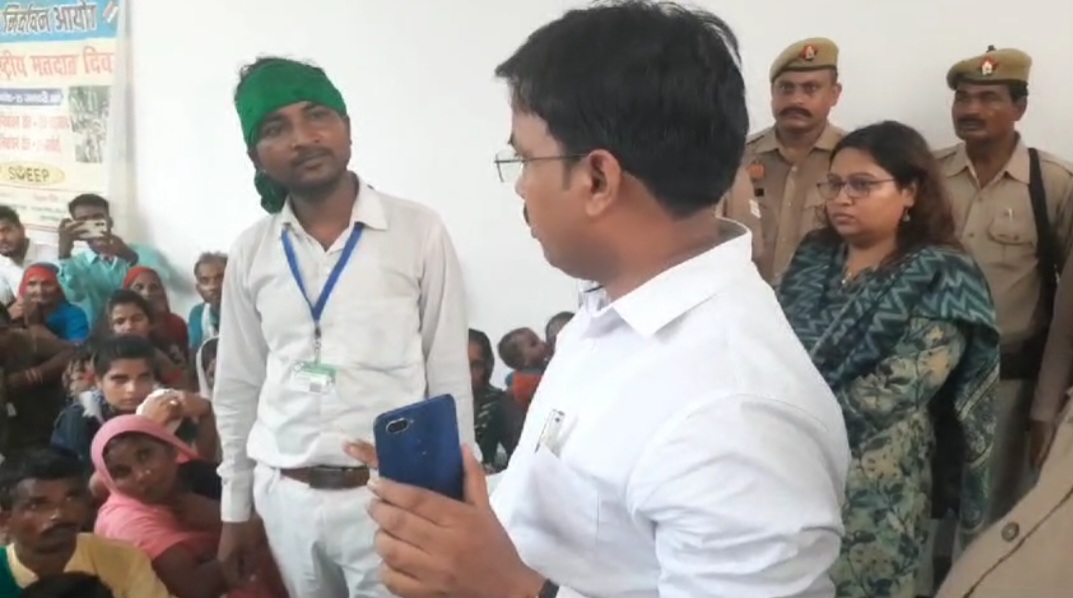 तहसीलदार के दलाल बोलने पर किसान उत्तेजित, मुर्दाबाद के नारे लगाए
