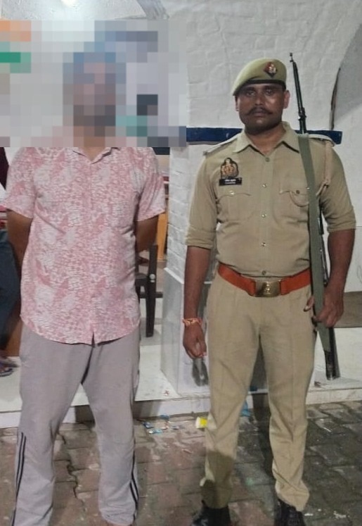 रिश्वत माँगने पर दरोग़ा और हेड कांस्टेबल को पुलिस अधीक्षक ने निलंबित कर लिखाया मुक़दमा, एक गिरफ़्तार