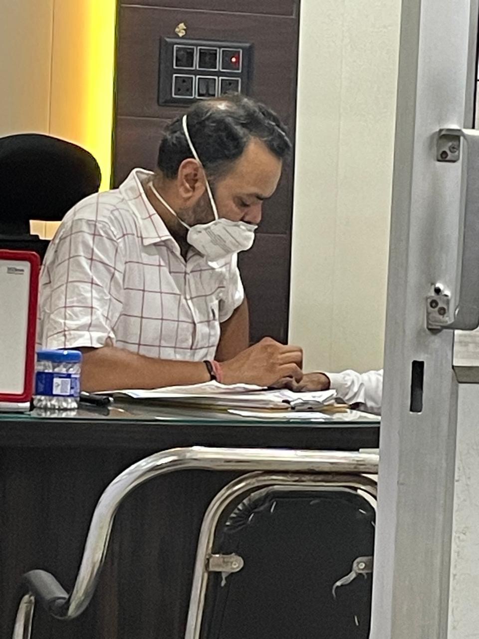 पत्नी के क्लिनिक पर मरिजो का उपचार कर रहें सरकारी अस्पताल के ईएनटी डॉक्टर, फोटो वायरल