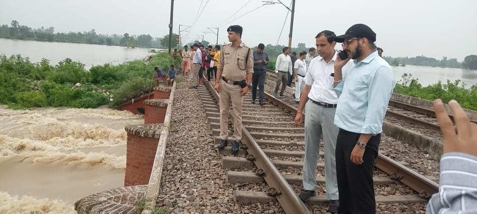 बाढ़ ने बढ़ाई रेल यात्रियों की मुश्किलें, एक ट्रेन निरस्त तो अन्य ट्रेनों के पहियों पर भी लगा ब्रेक