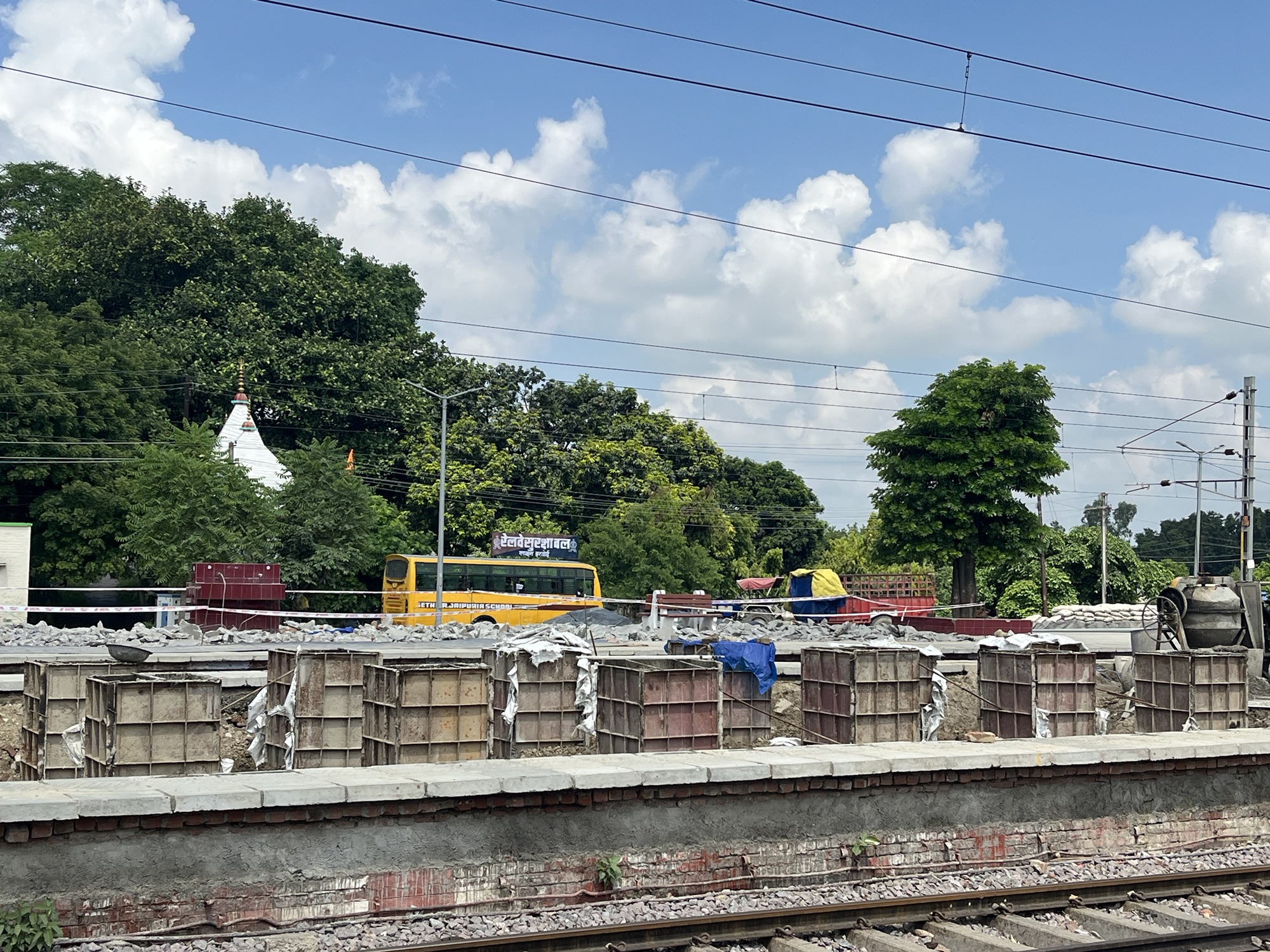 हरदोई में तेज़ी से चल रहाँ अमृत भारत योजना के अंतर्गत स्टेशन के नव निर्माण का कार्य, लिफ्ट के लिये खड़े होने लगे पिलर