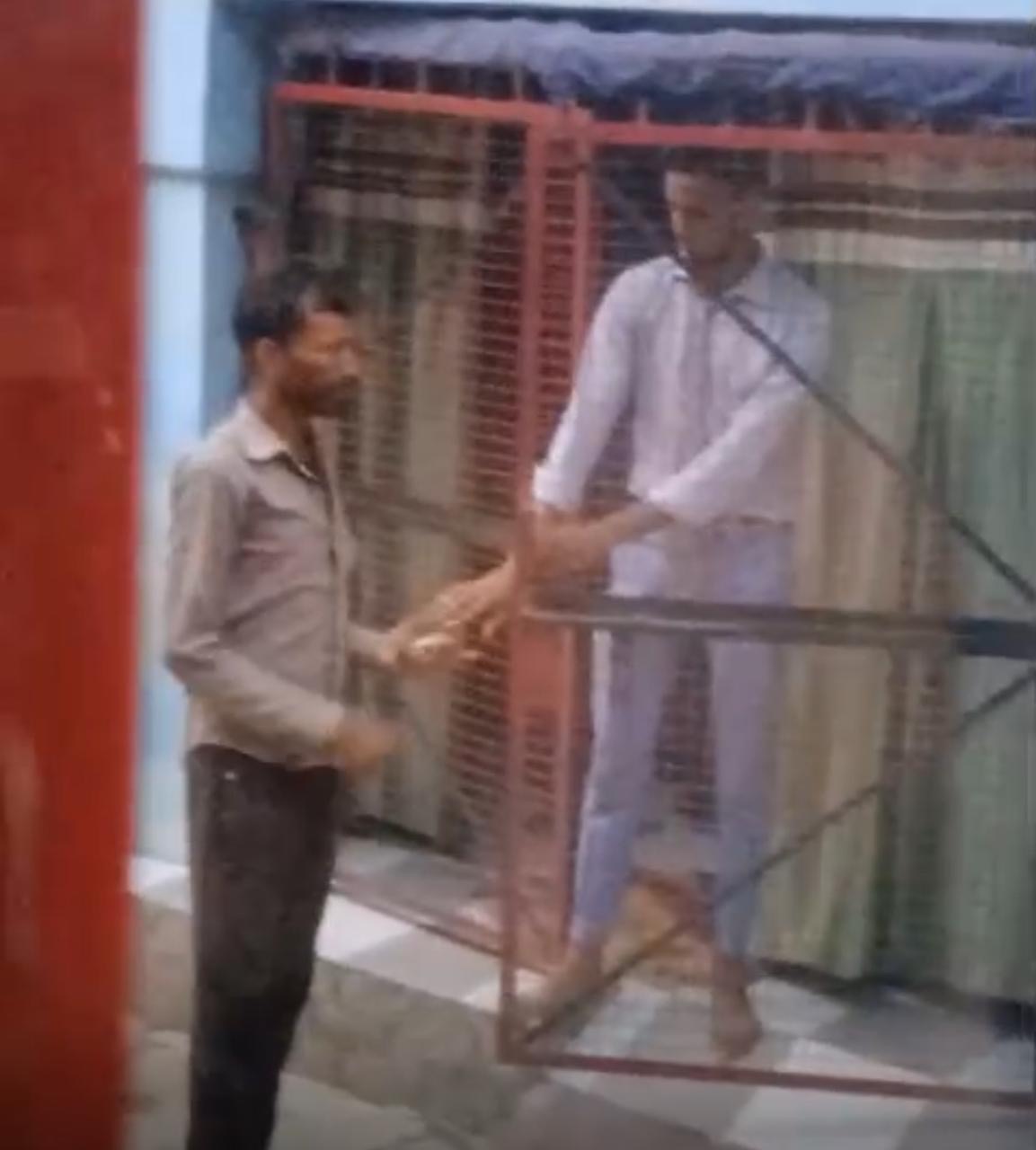 स्कूल की ड्रेस में घर से शराब बेचता नज़र आया छात्र, वीडियो हुआ वायरल, छापेमारी में नहीं मिली शराब