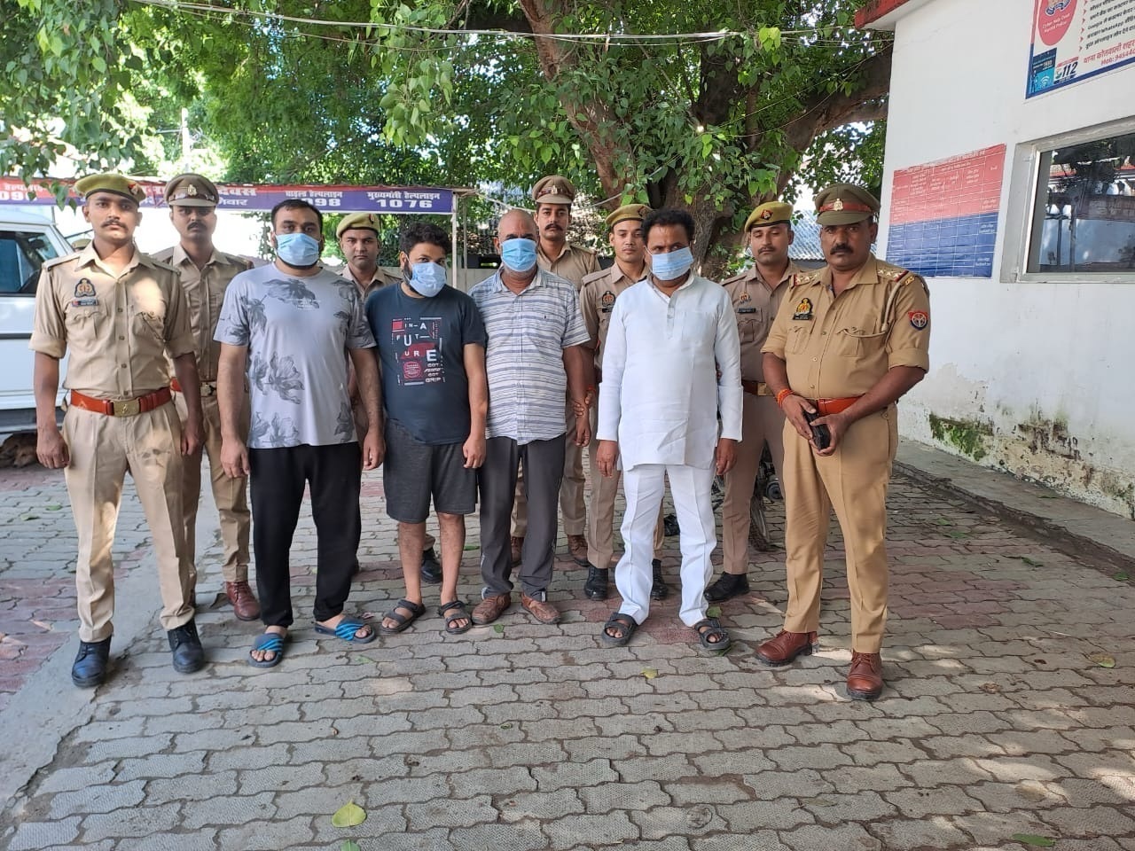 ज़मीनी विवाद में हुई वरिष्ठ अधिवक्ता की हत्या, पुलिस ने सपा के पूर्व ज़िलाध्यक्ष समेत पाँच को किया गिरफ़्तार,जाने क्या है मामला