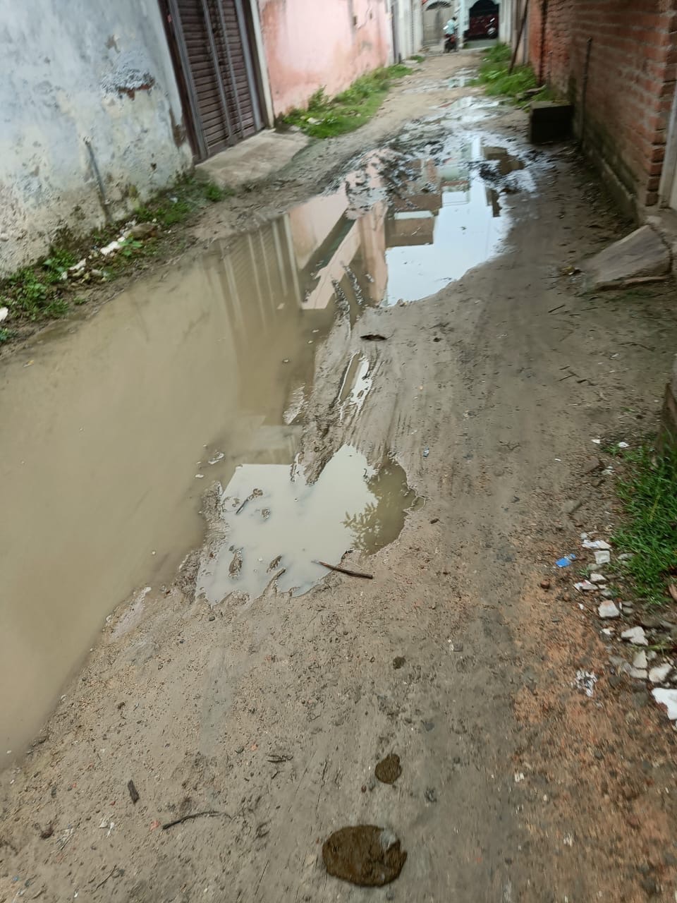 अपनी बदहाली पर आँसू बहा रहा झबरा पूर्वा, मुख्य विकास अधिकारी के आवास के पीछे ही नहीं हुआ विकास,सड़क व नाली ना होने से सैकड़ों लोगो को हो रही असुविधा