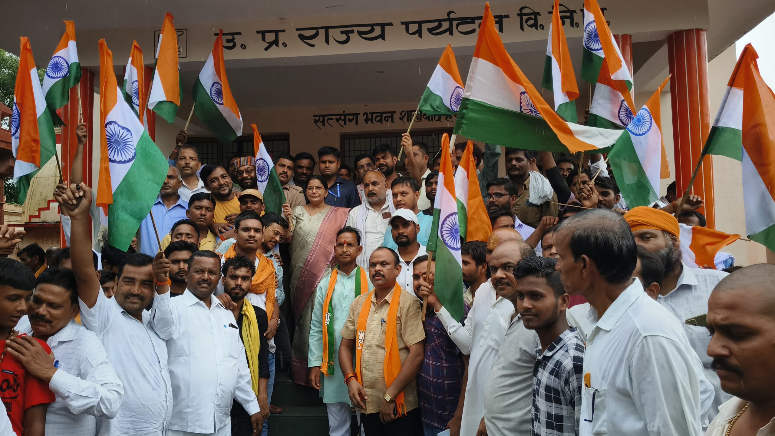 तिरंगा यात्रा में शामिल हुई उच्च शिक्षा मंत्री रजनी तिवारी