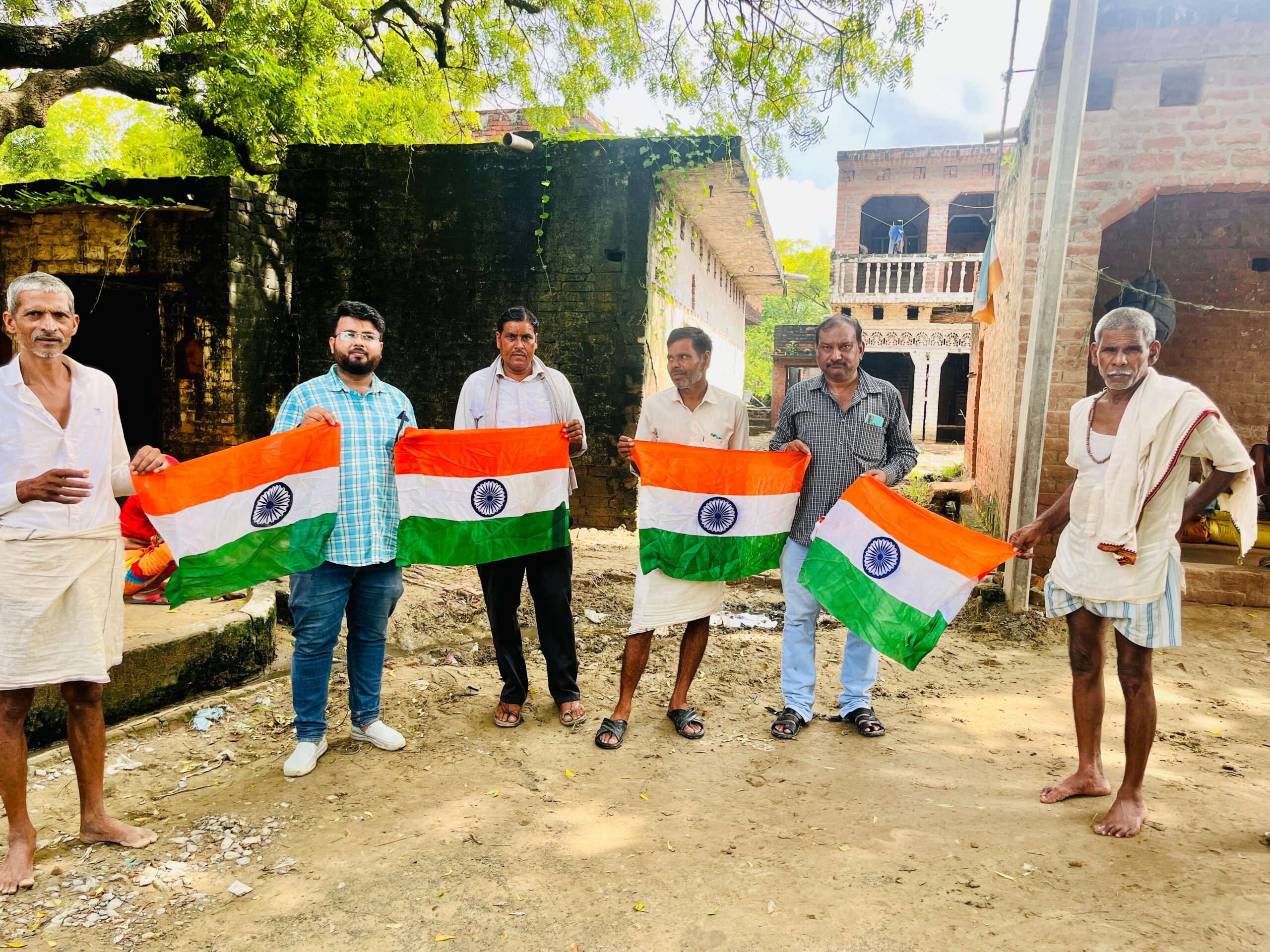 हर घर तिरंगा अभियान: गांव के हर घर मे पहुंचाया तिरंगा
