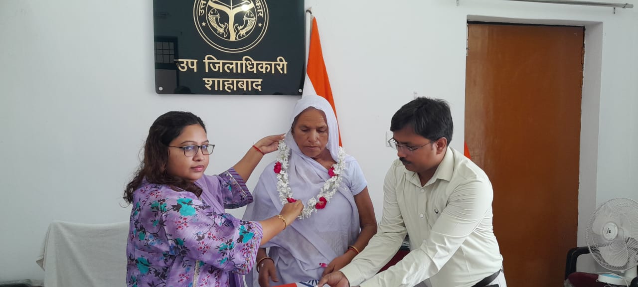 दो शहीदों के परिजनों को एसडीएम ने सम्मानित किया