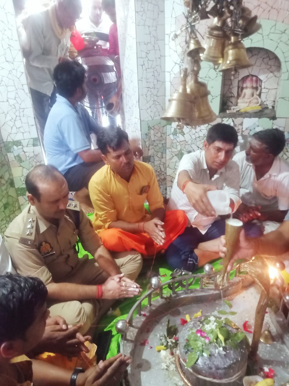 प्राचीन सिद्धेश्वरनाथ मंदिर विवियापुर में हुआ रुद्राभिषेक कार्यक्रम, सीओ अनुज मिश्रा हुए शामिल