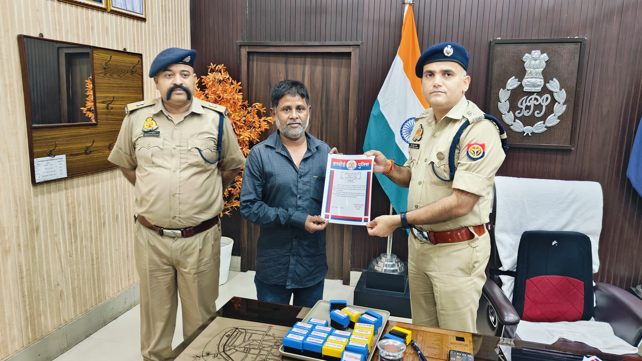 पुलिस जवानों की जान बचने वालों को एसपी ने प्रशस्ति पत्र देते हुए किया सम्मानित