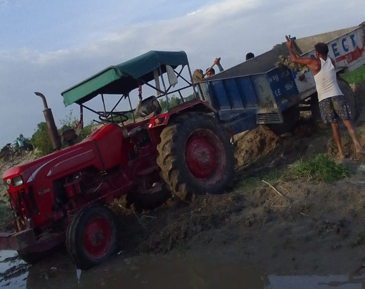 माधौगंज में शारदा नहर पटरी से धड़ल्ले से हो रहा बालू खनन
