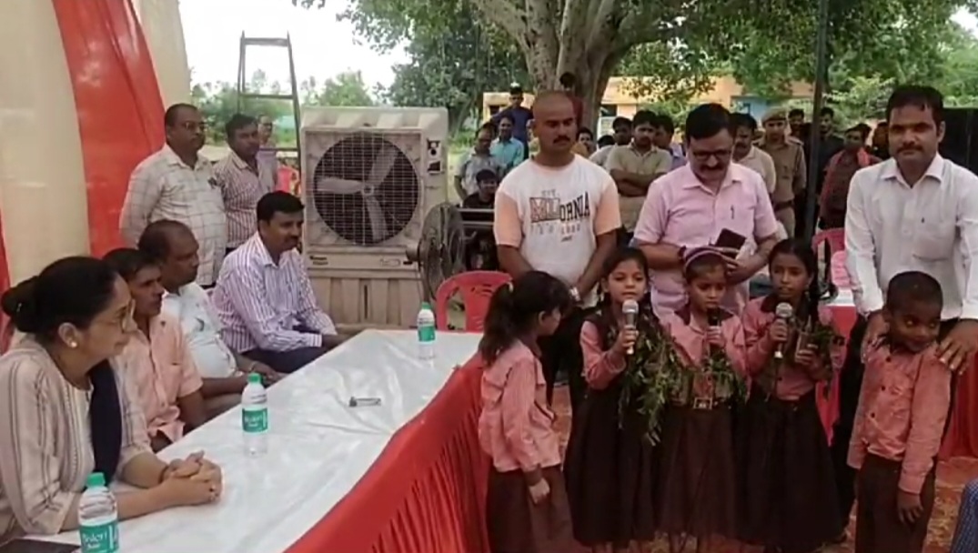 सीडीओ ने चौपाल में ग्रामीणों की शिकायतें सुनीं