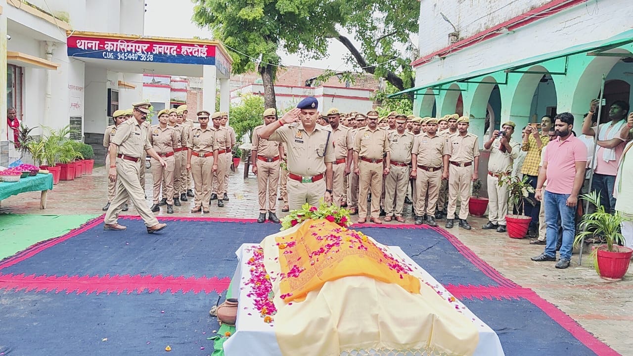 अनियंत्रित होकर पलटी पुलिस की जीप, एक महिला आरक्षी की मौत, तीन पुलिसकर्मी गंभीर रूप से घायल