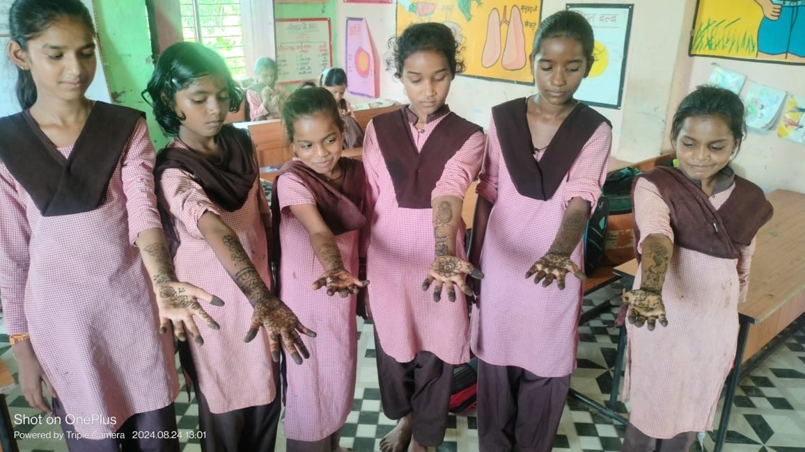 मेंहदी प्रतियोगिता का आयोजन किया गया