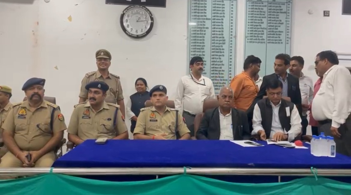 अधिवक्ताओं से मिलने पहुँचे एसपी, अधिवक्ताओं ने शहर कोतवाल को हटाने की माँग करते हुए डीएम को लेकर व्यक्त की नाराज़गी