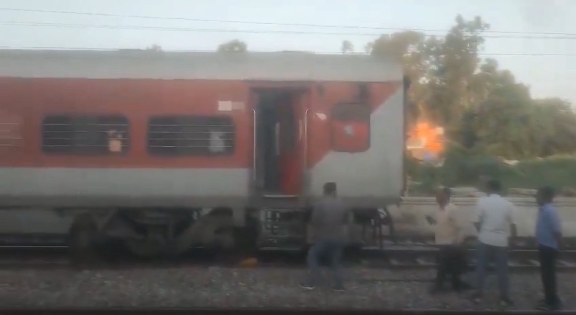 बिजनौर में हादसे का शिकार होने से बची गंगा सतलुज, हरदोई में पड़ा असर, घंटों की देरी से पहुँची ट्रेन, अभियर्थियों को हुई असुविधा