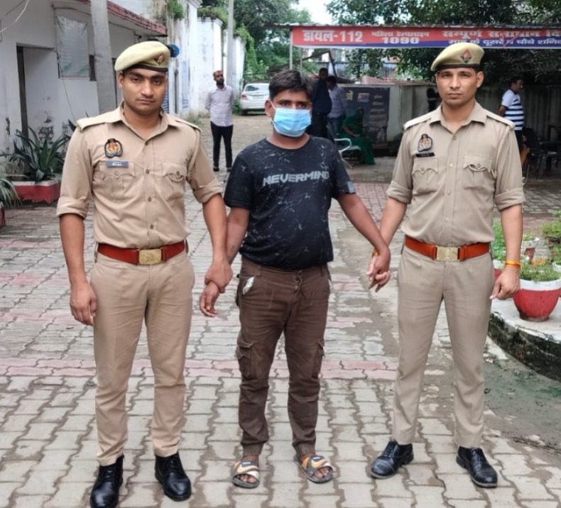 दबंग ने कोतवाली गेट पर कर दी युवक की पिटाई, वीडियो हुआ वायरल, पुलिस ने किया गिरफ्तार