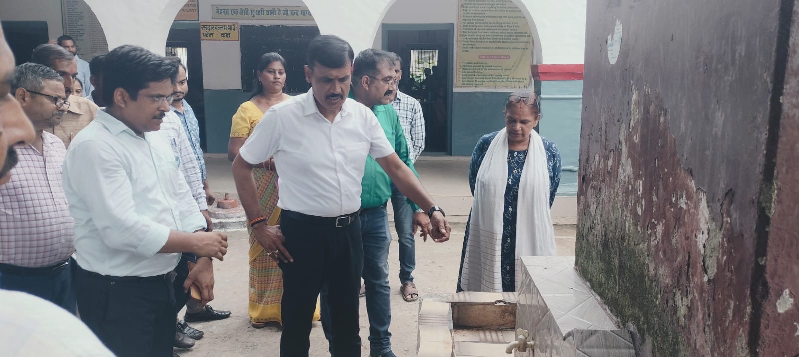 जिलाधिकारी ने कछौना के विभिन्न सरकारी कार्यालयों व संस्थानों का किया औचक निरीक्षण, दिये निर्देश