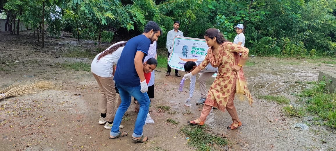 माई भारत स्वयंसेवियों द्वारा स्वच्छता ही सेवा अभियान में किया श्रमदान