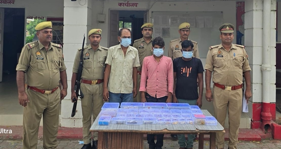 पुलिस ने तीन अंतर्जनपदीय चोरों को किया गिरफ़्तारी, पिहानी समेत अन्य थानो में दर्ज है अभियोग,भारी मात्रा में आभूषण बरामद